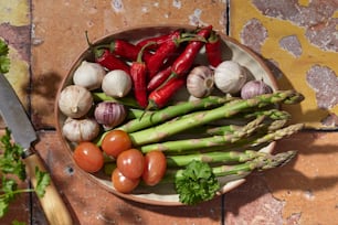 야채 한 그릇과 테이블에 칼