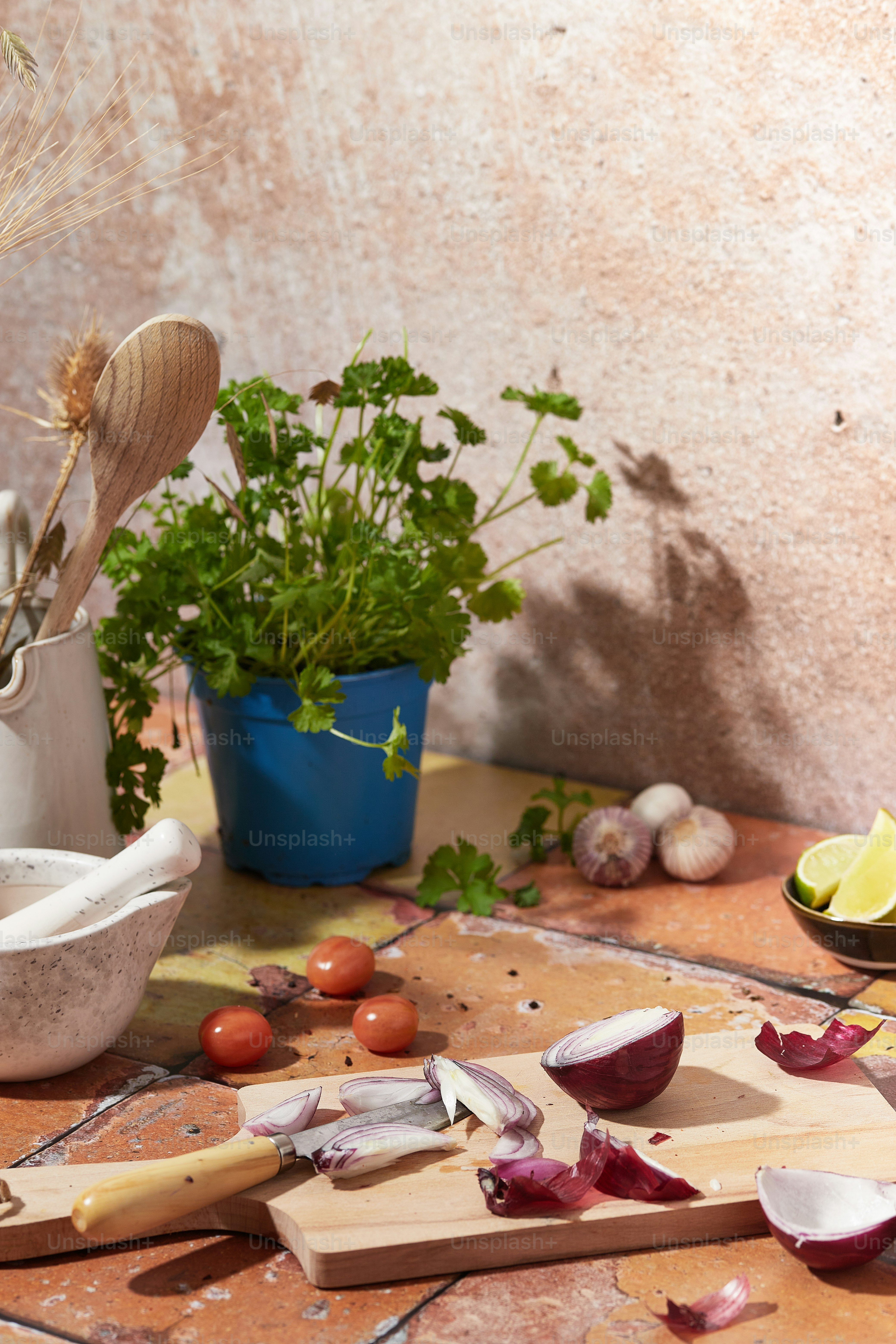 ein hölzernes Schneidebrett mit geschnittenem Gemüse