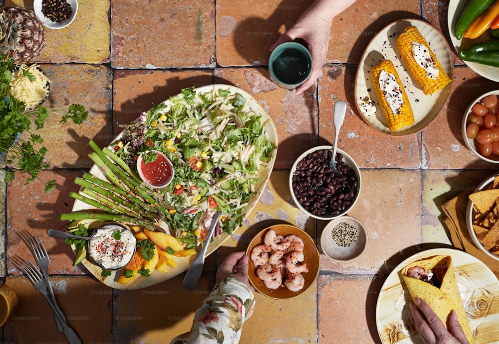 un tavolo sormontato da piatti di cibo e ciotole di verdure
