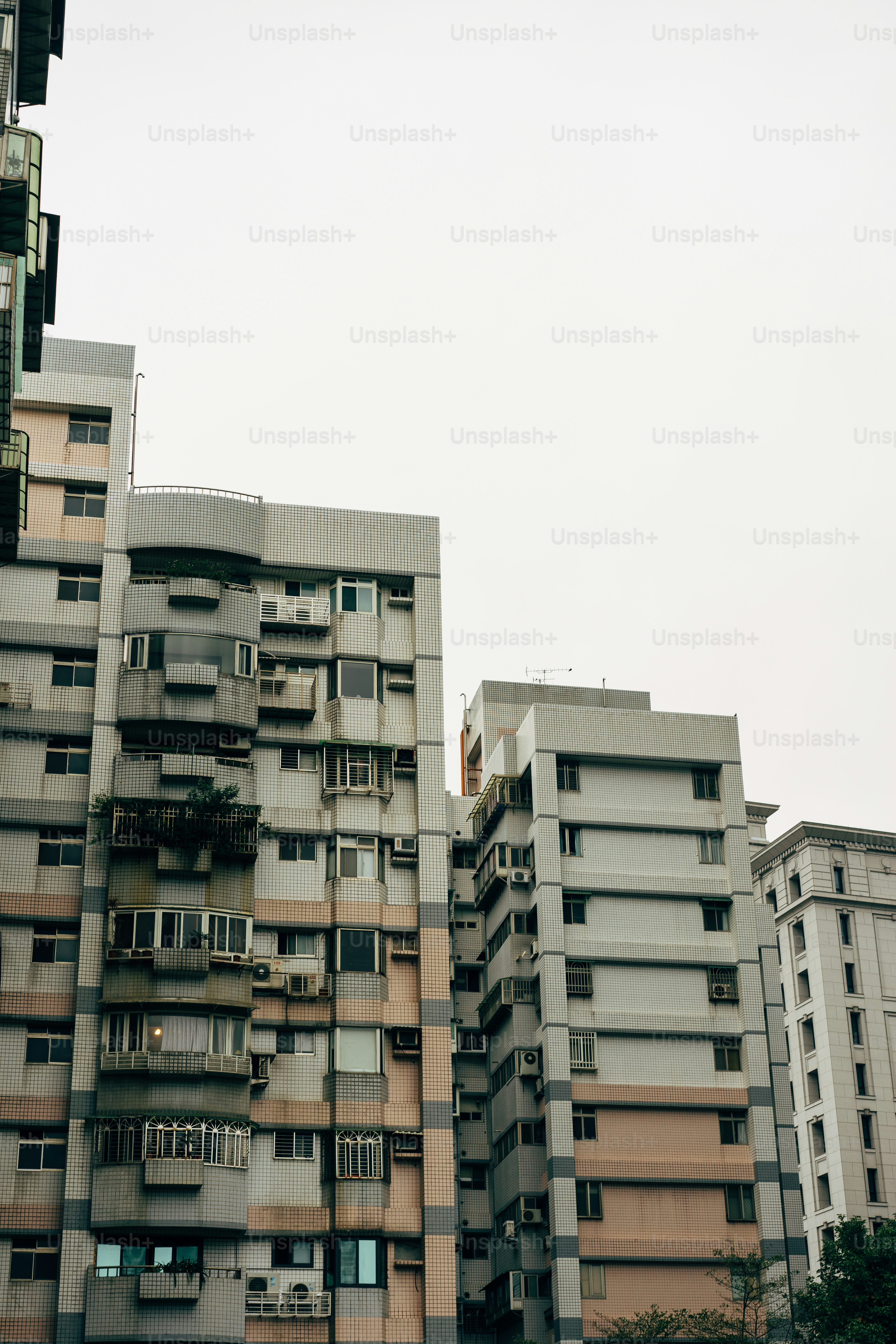 Un edificio alto con balcones y balcones en él