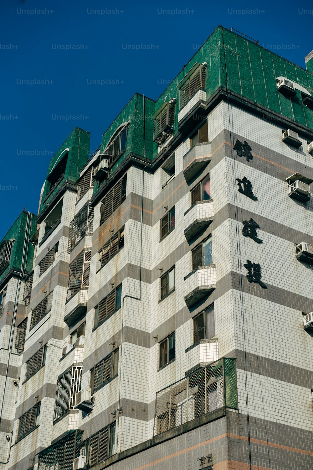 Un très grand bâtiment avec beaucoup de fenêtres