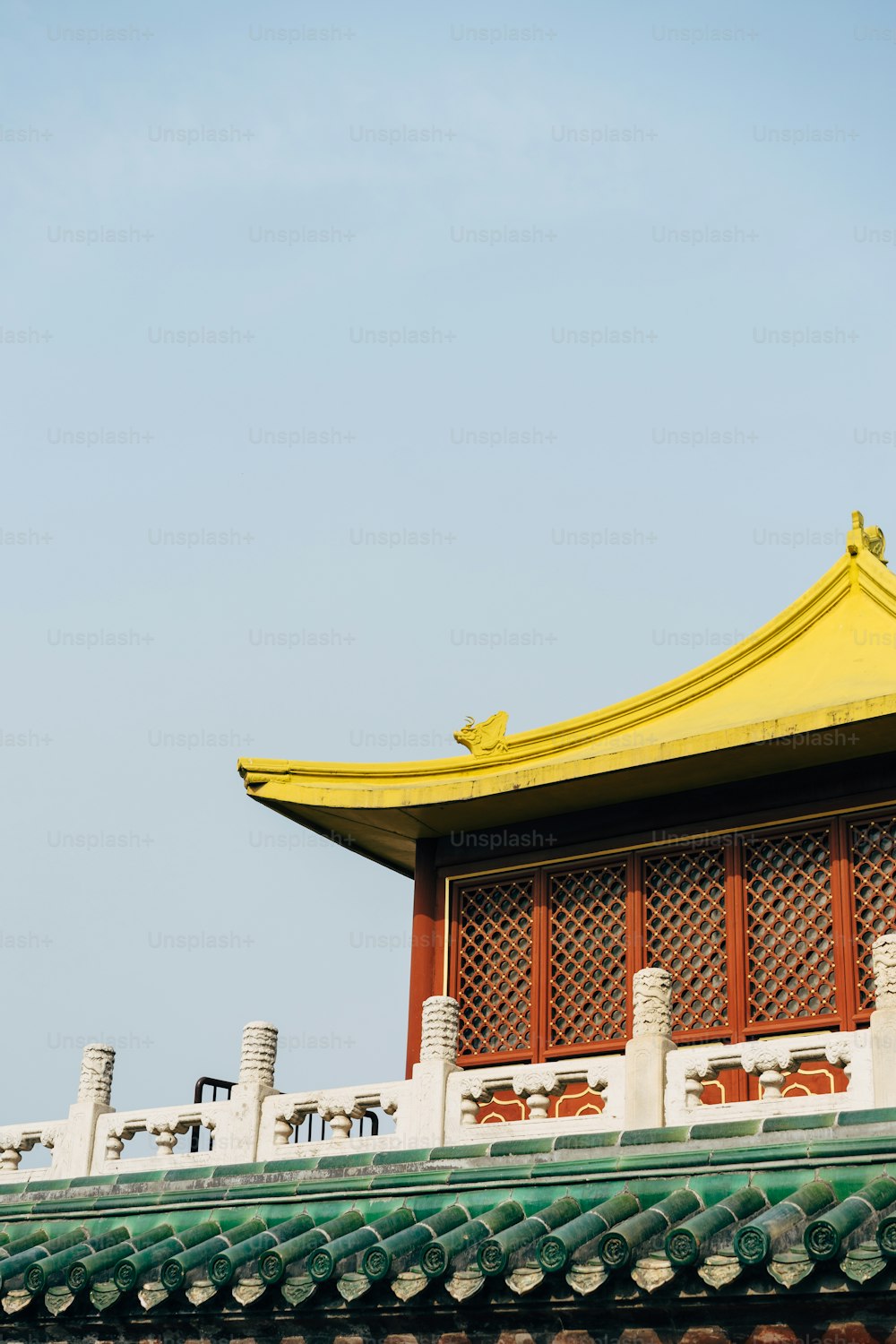 um telhado amarelo no topo de um edifício