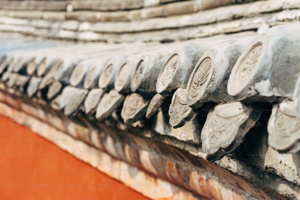 um close up de uma fileira de tijolos de cimento