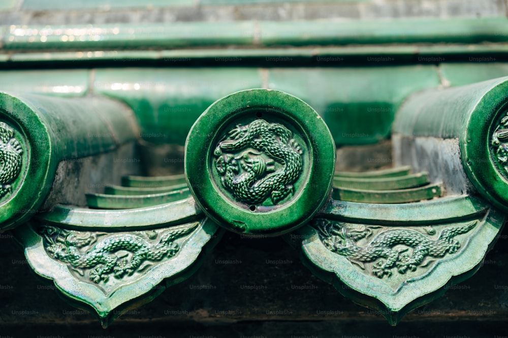 um close up de um objeto de metal verde