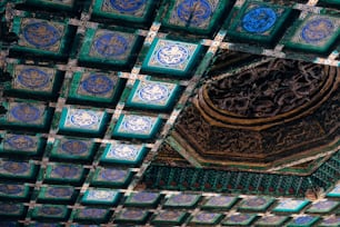 青と緑のタイルの装飾的な天井