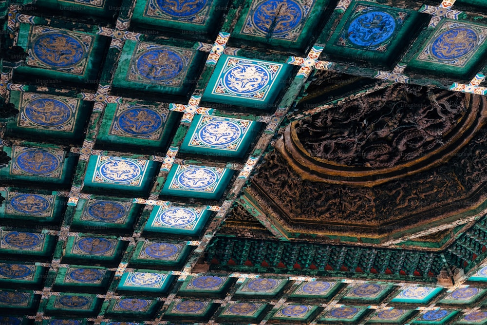 un soffitto decorativo con piastrelle blu e verdi