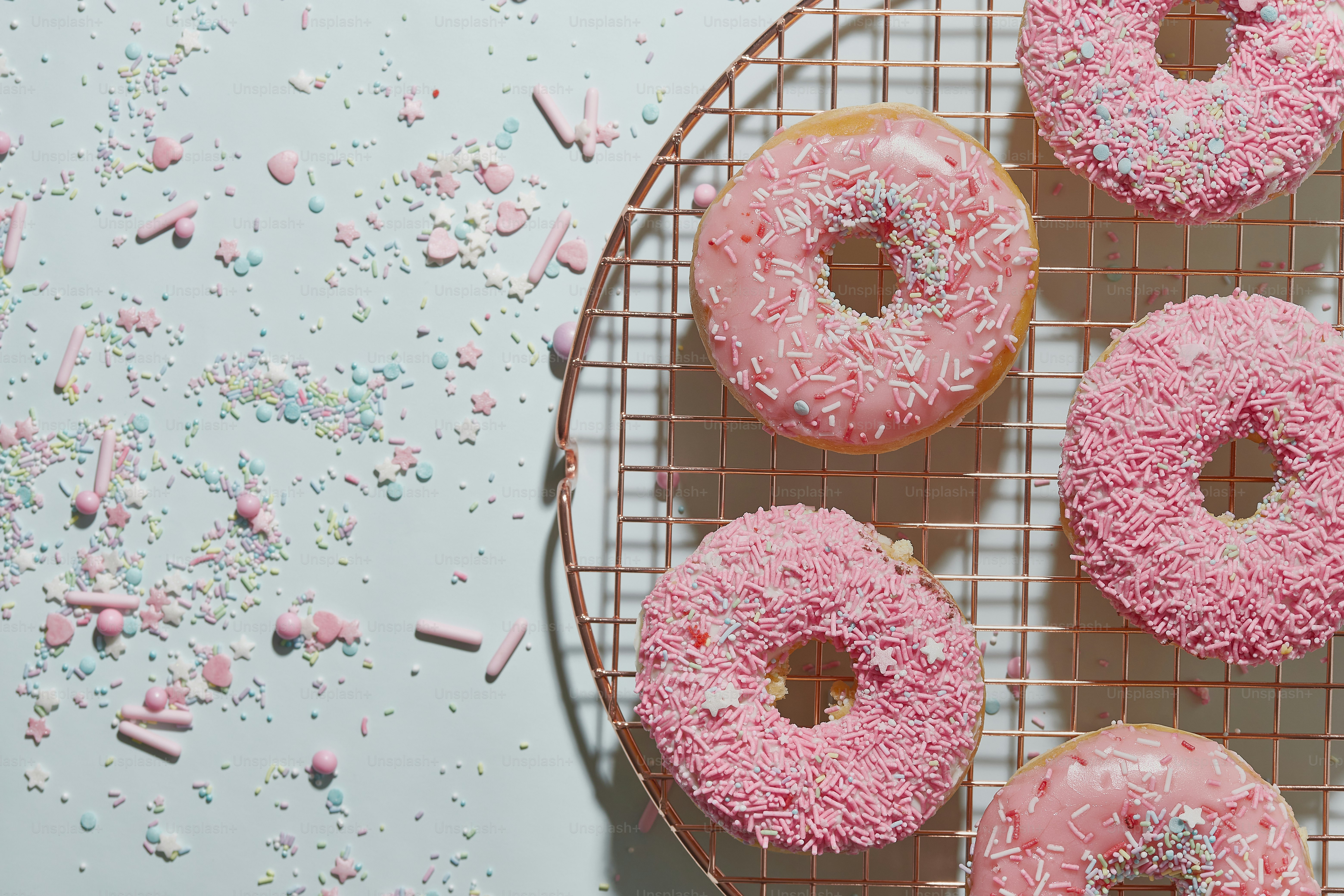 ein Haufen Donuts, die sich auf einem Drahtgestell befinden