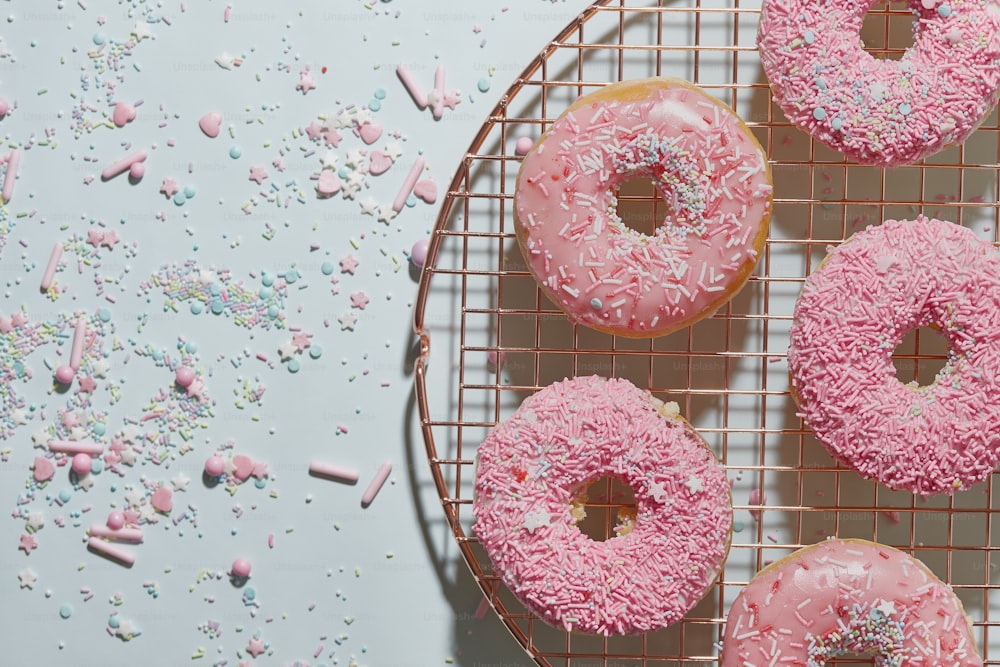 a bunch of doughnuts that are on a wire rack