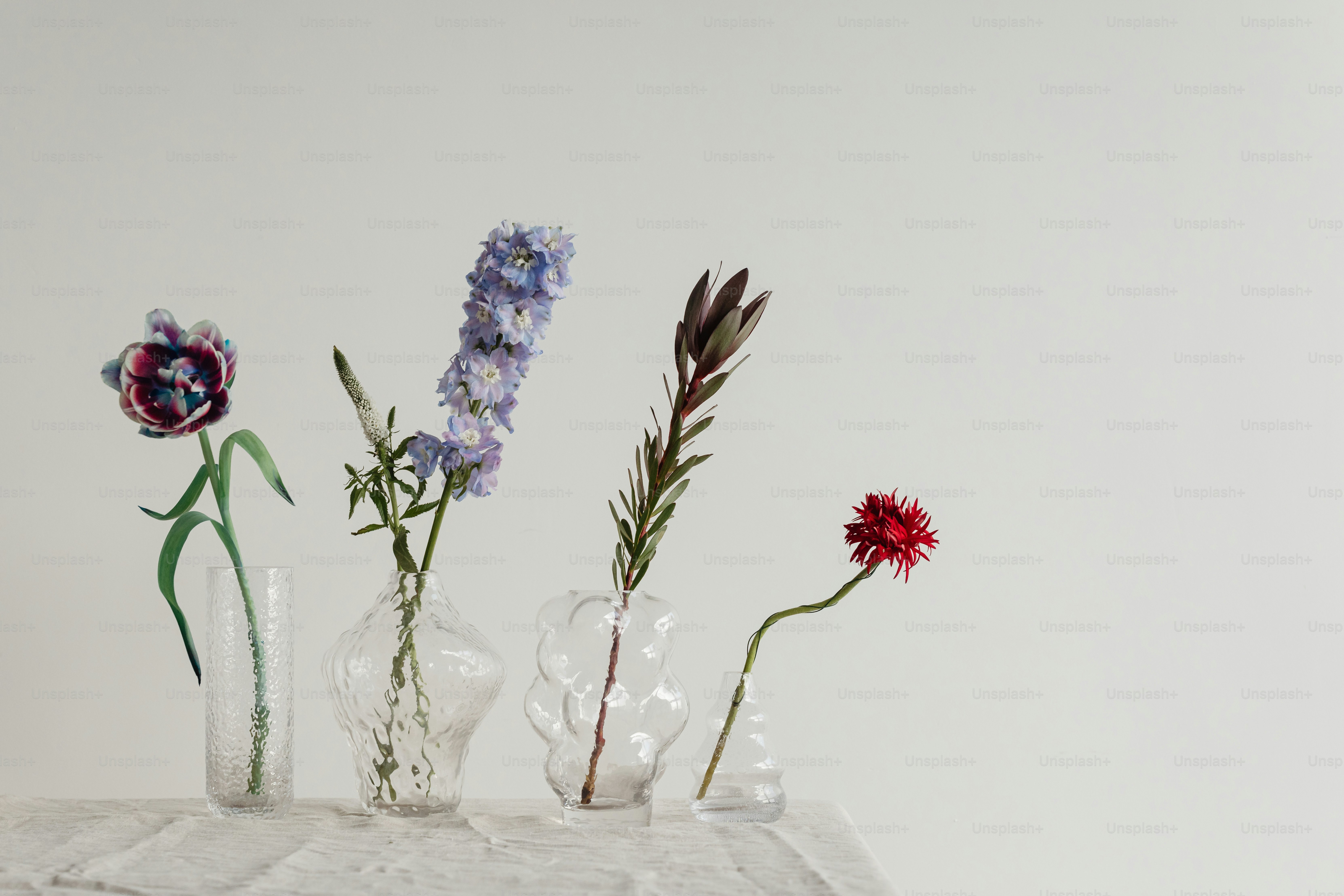 テーブルの上に花が入った3つの花瓶