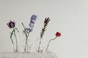 Tre vasi con fiori in loro su un tavolo