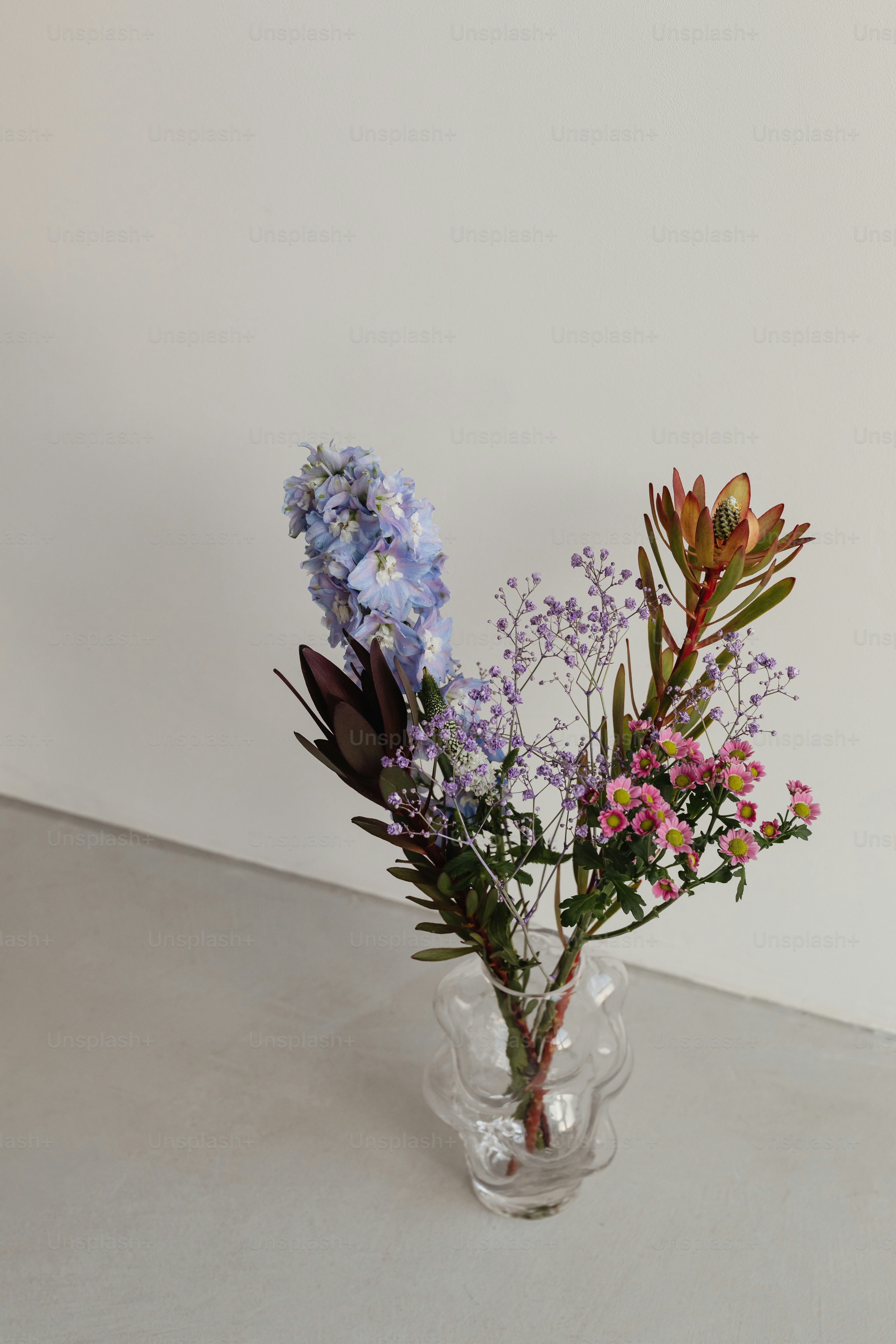 テーブルの上に花でいっぱいのガラスの花瓶