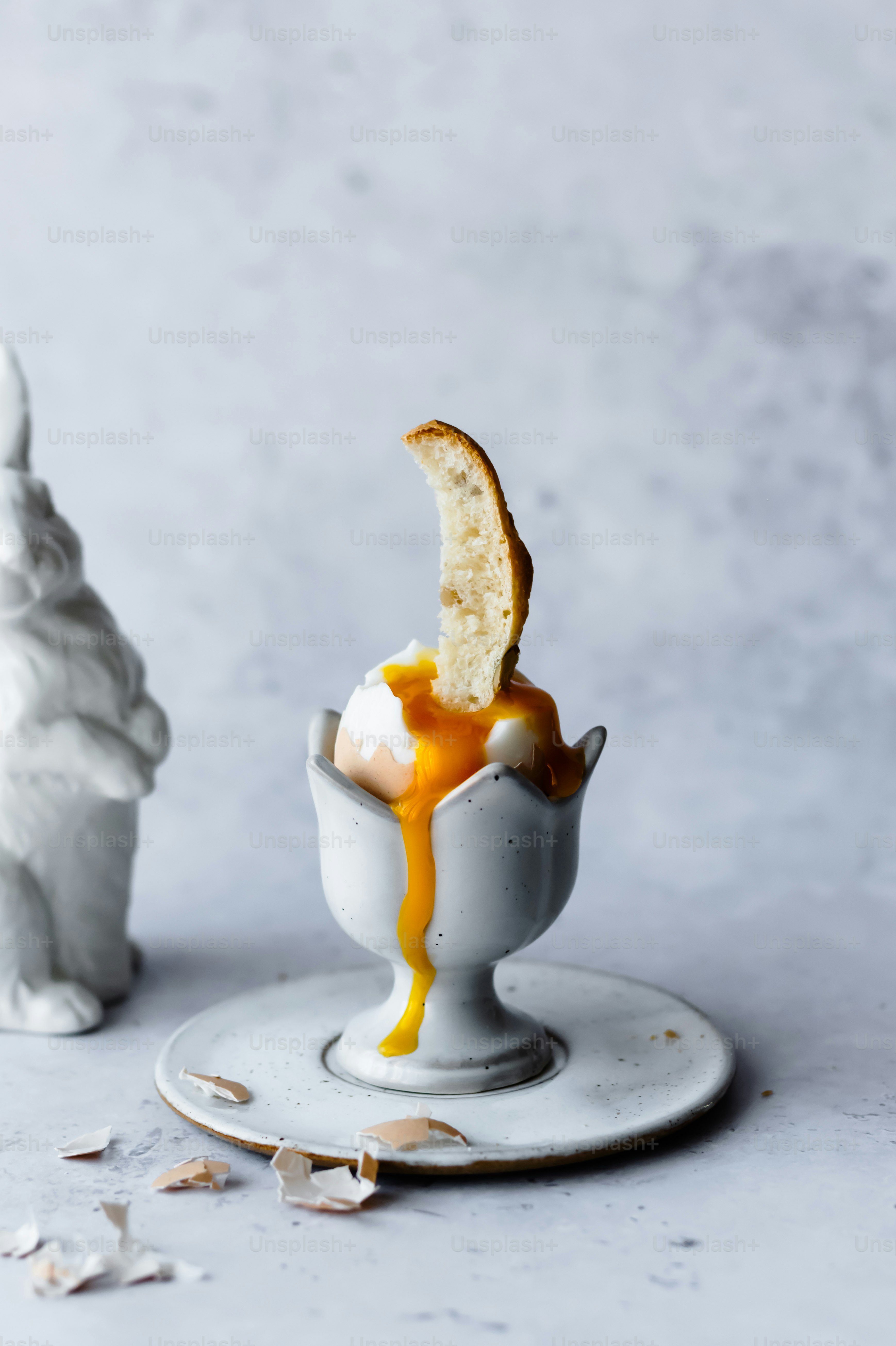 ein Eisbecher, aus dem eine Scheibe Brot herausragt