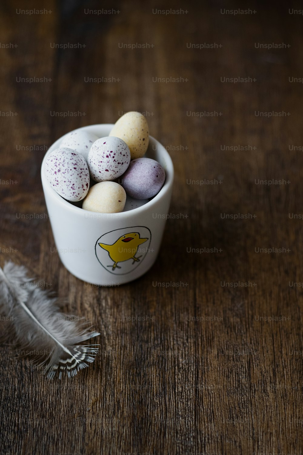 eine weiße Schüssel gefüllt mit Eiern auf einem Holztisch