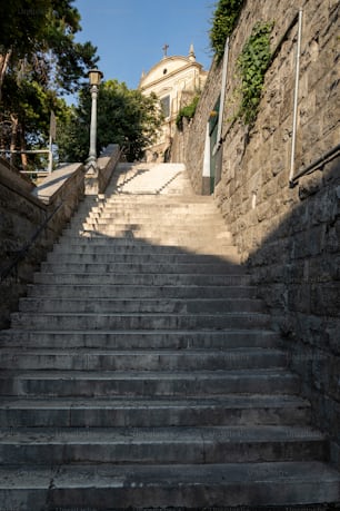 una serie di scale in pietra che portano a una chiesa