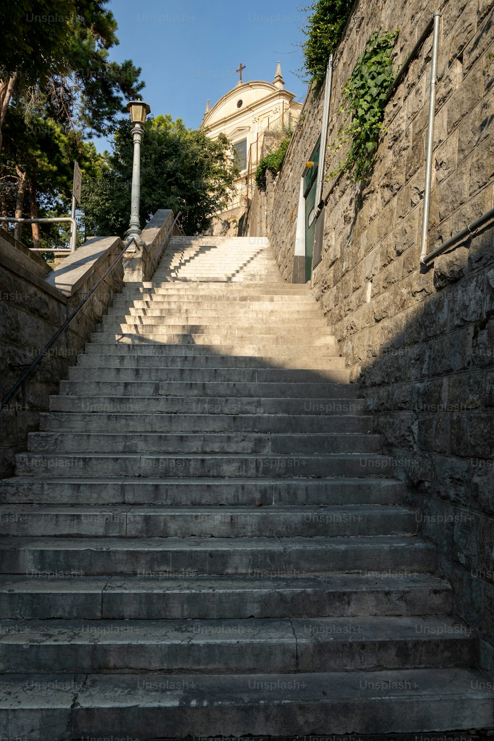 eine Steintreppe, die zu einer Kirche führt