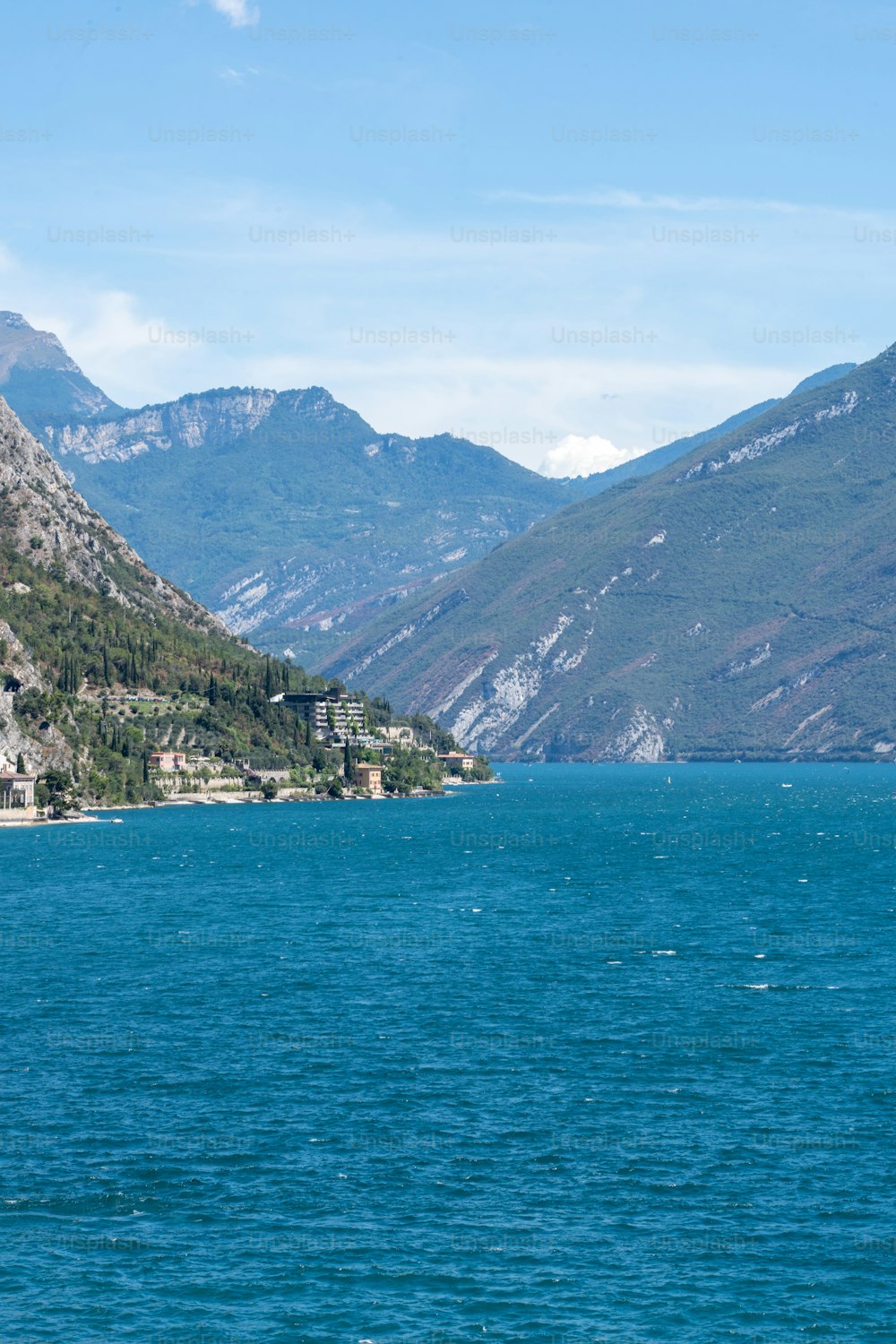 Un grande specchio d'acqua con le montagne sullo sfondo