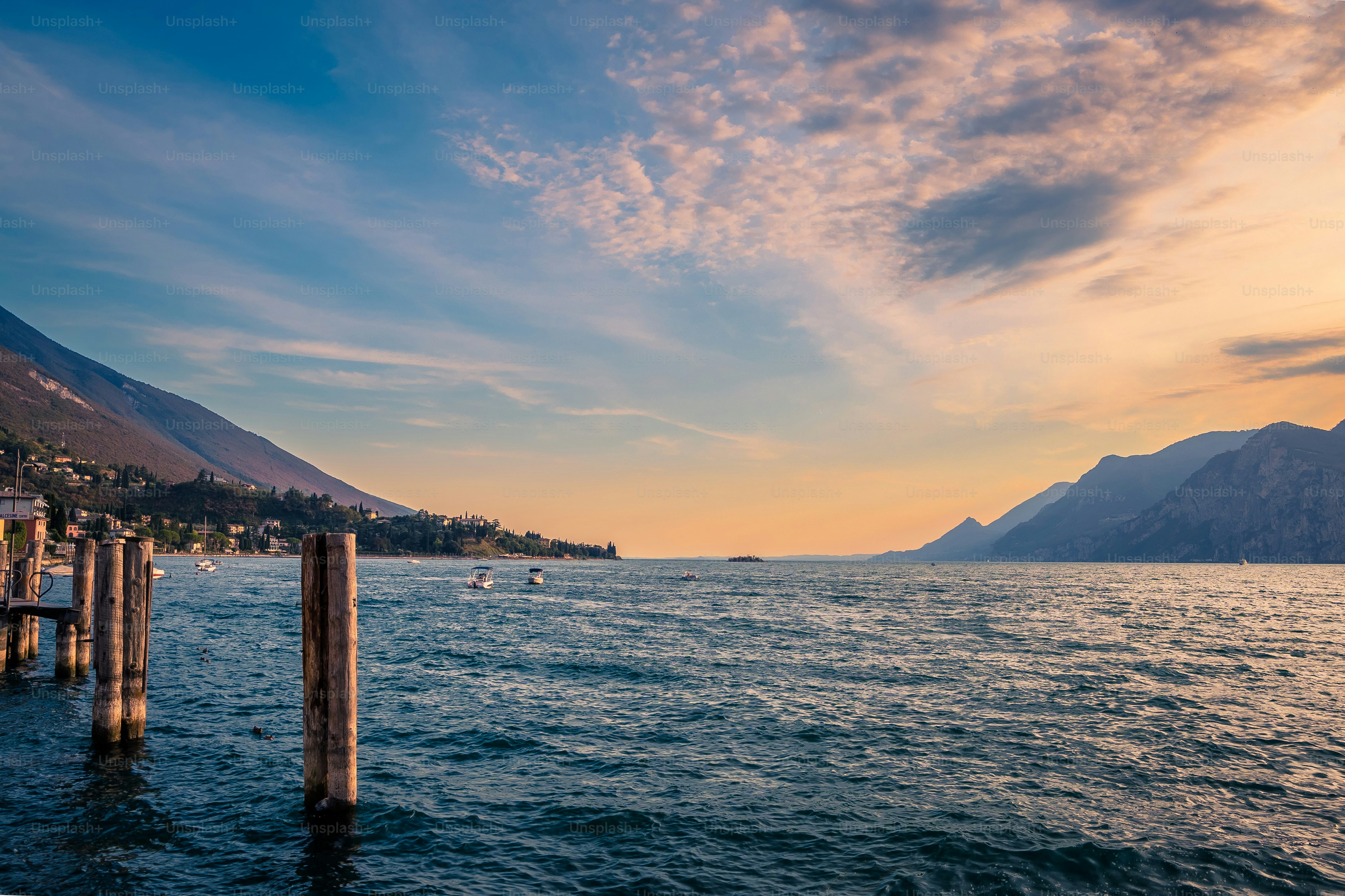 山を背景にした水域
