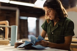 una donna seduta a un tavolo che lavora su un pezzo di carta