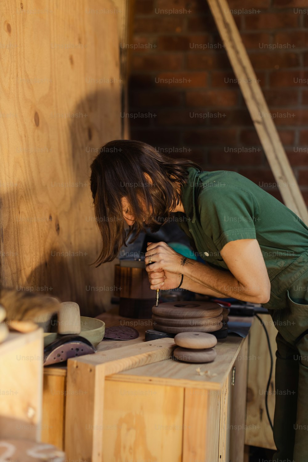 Un hombre trabajando en una pieza de cerámica