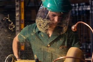 un uomo che indossa una camicia verde e un casco verde