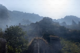 Ein nebliger Berg mit einer Burg darauf