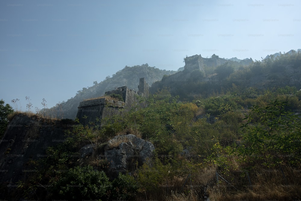 une très haute colline avec un château au sommet