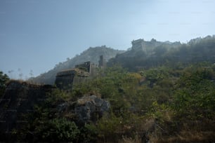 Una colina muy alta con un castillo en la cima