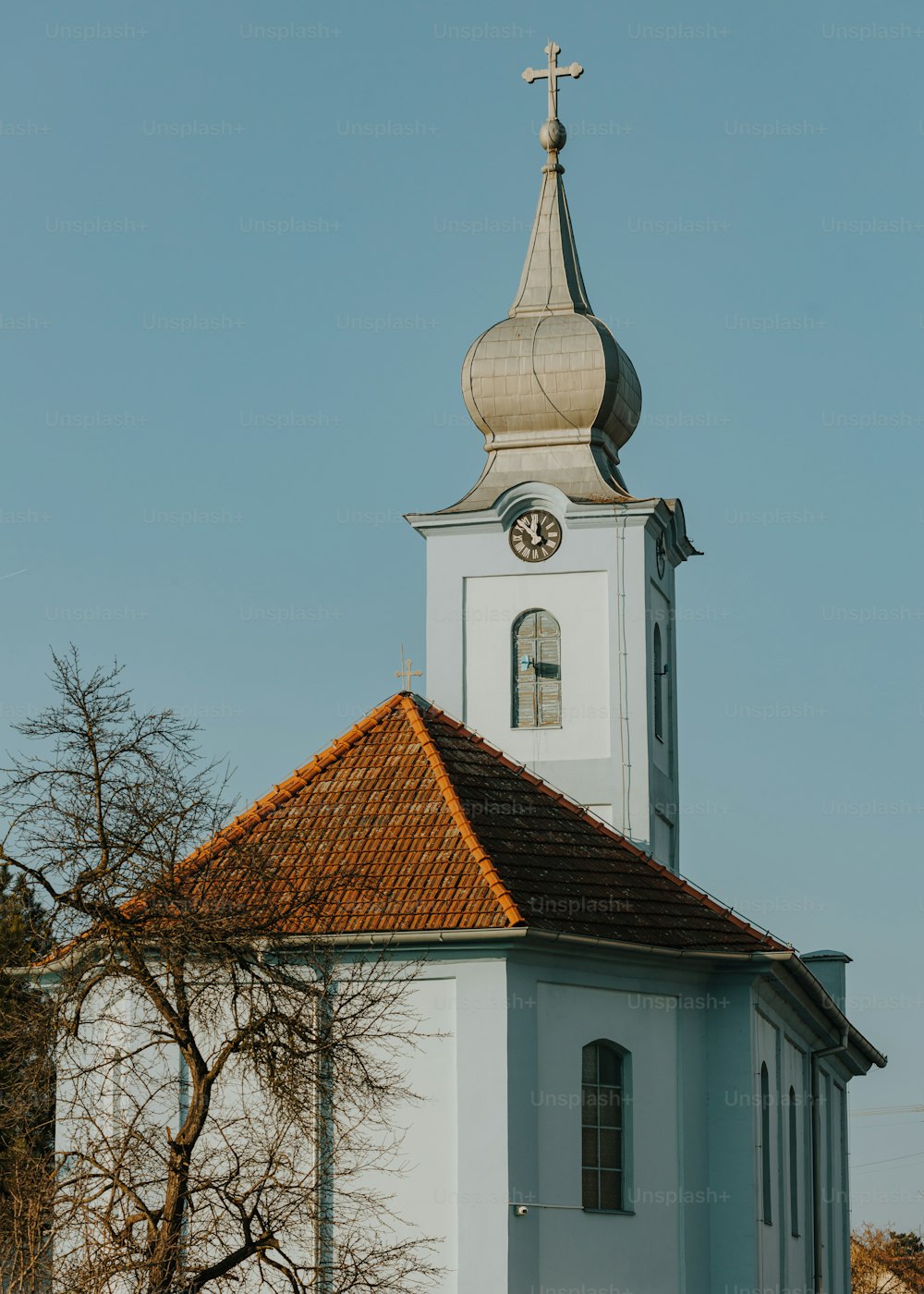 um campanário da igreja com uma cruz no topo