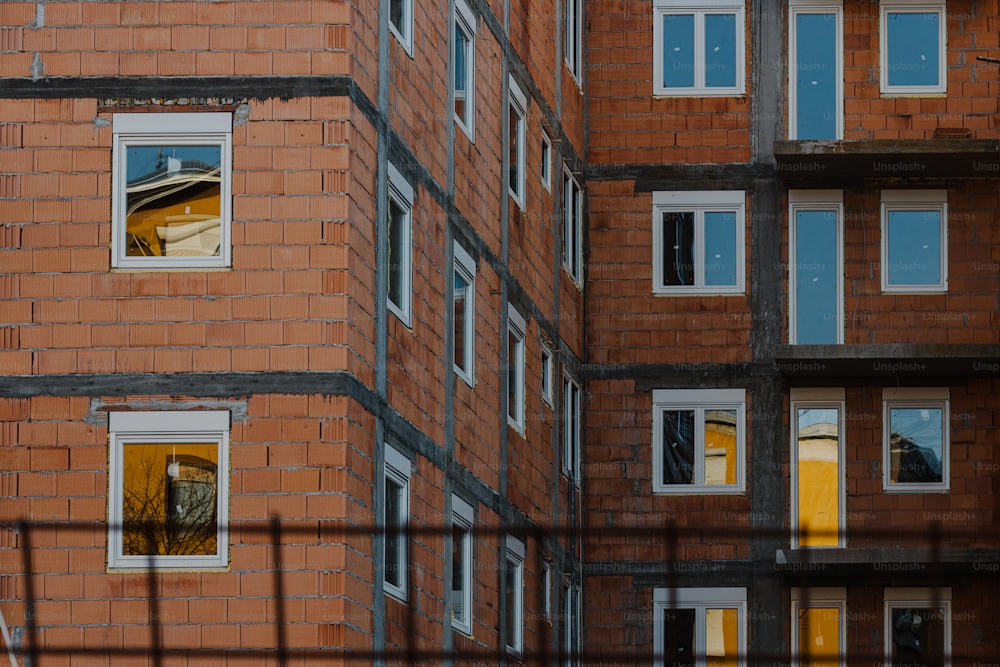 un bâtiment en briques rouges avec une fenêtre jaune