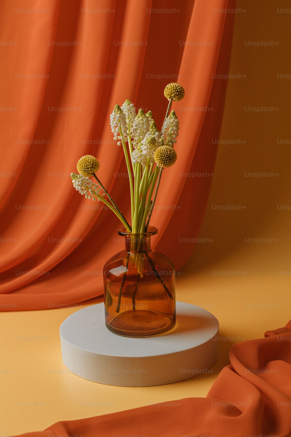 un jarrón de vidrio con algunas flores