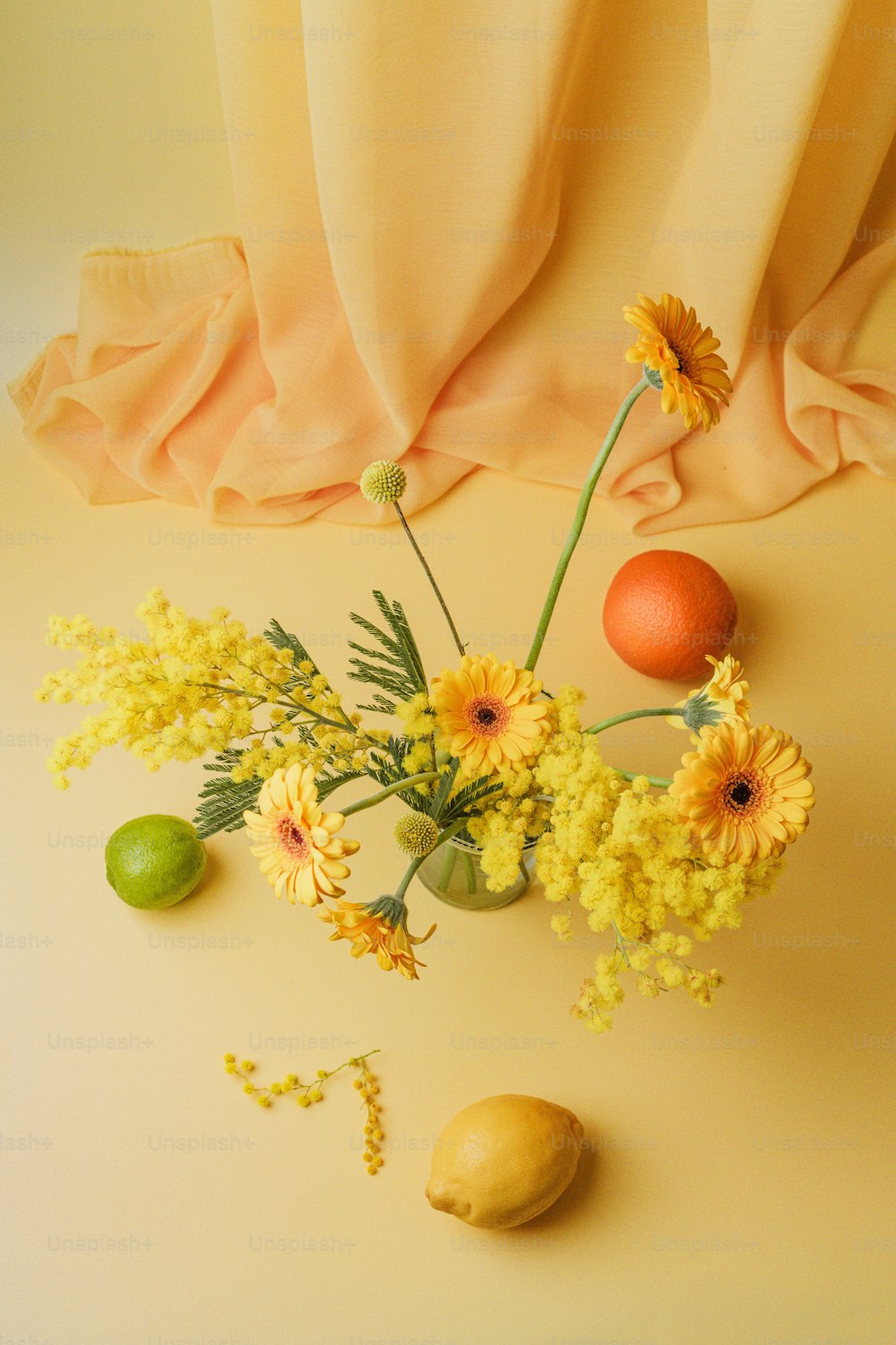 Un ramo de flores amarillas sentado encima de una mesa