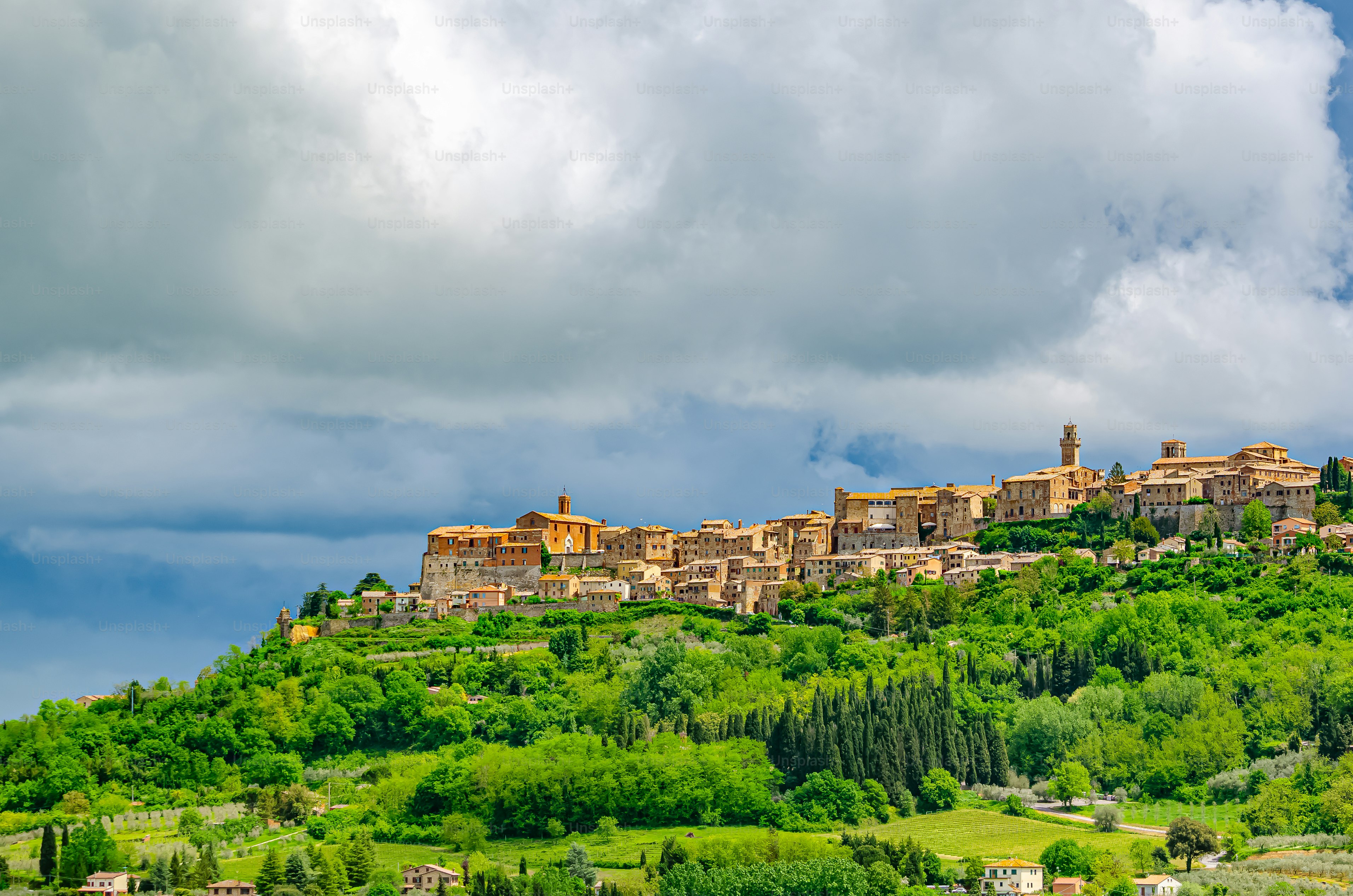 Un village au sommet d’une colline entourée d’arbres