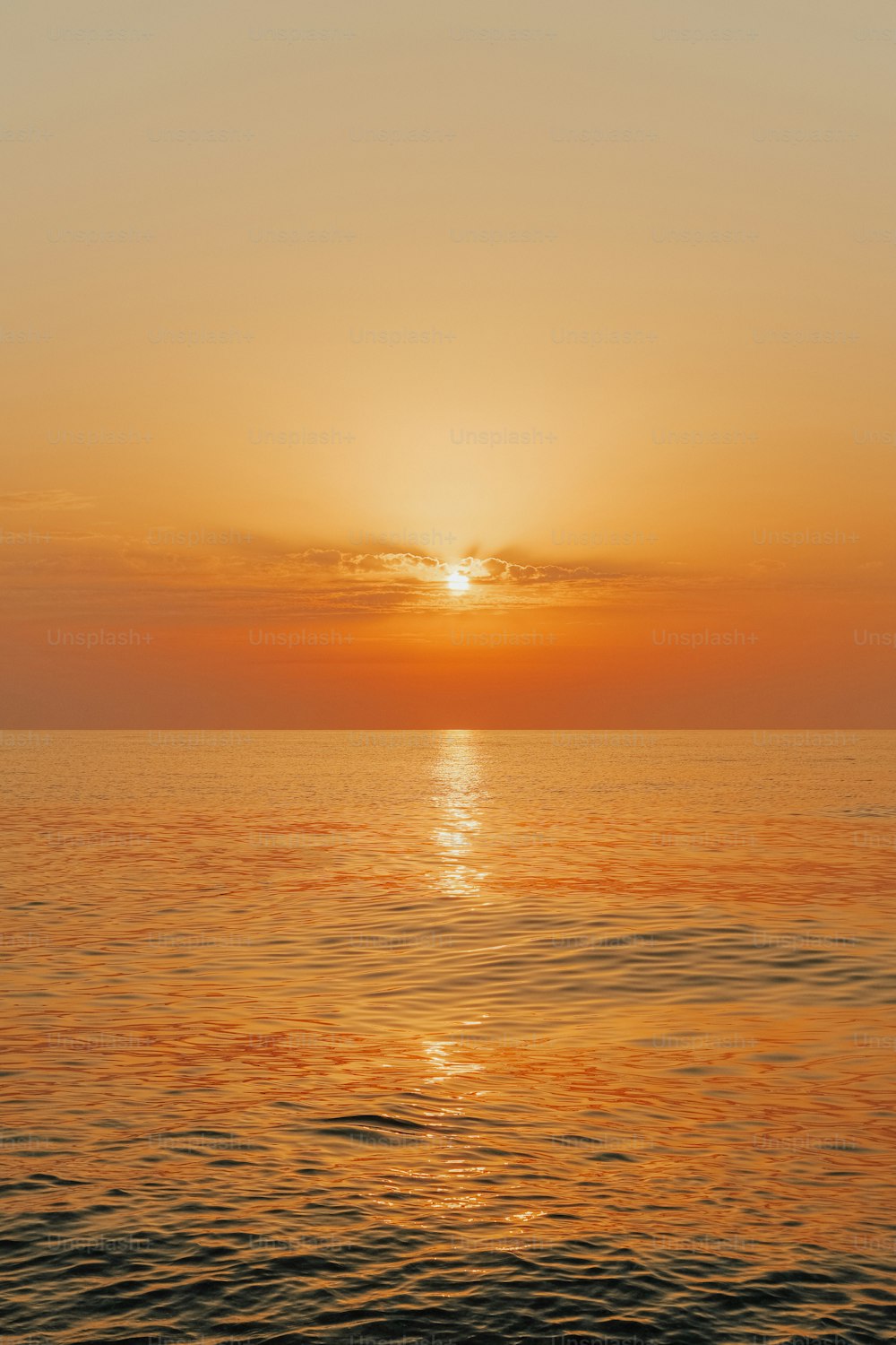 El sol se está poniendo sobre el océano en un día claro