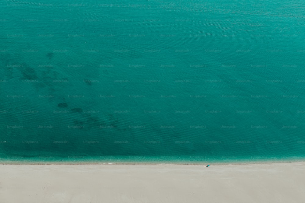 una vista aerea di una spiaggia con una barca nell'acqua