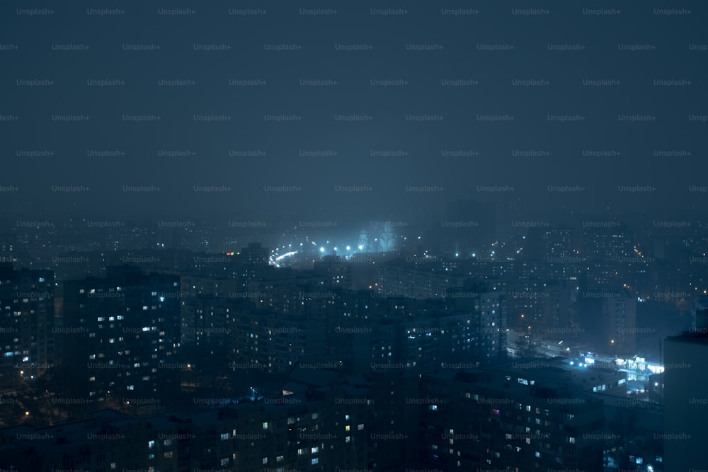 Una ciudad de noche con muchos edificios iluminados