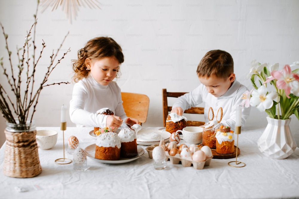 Un paio di bambini seduti a un tavolo con il cibo