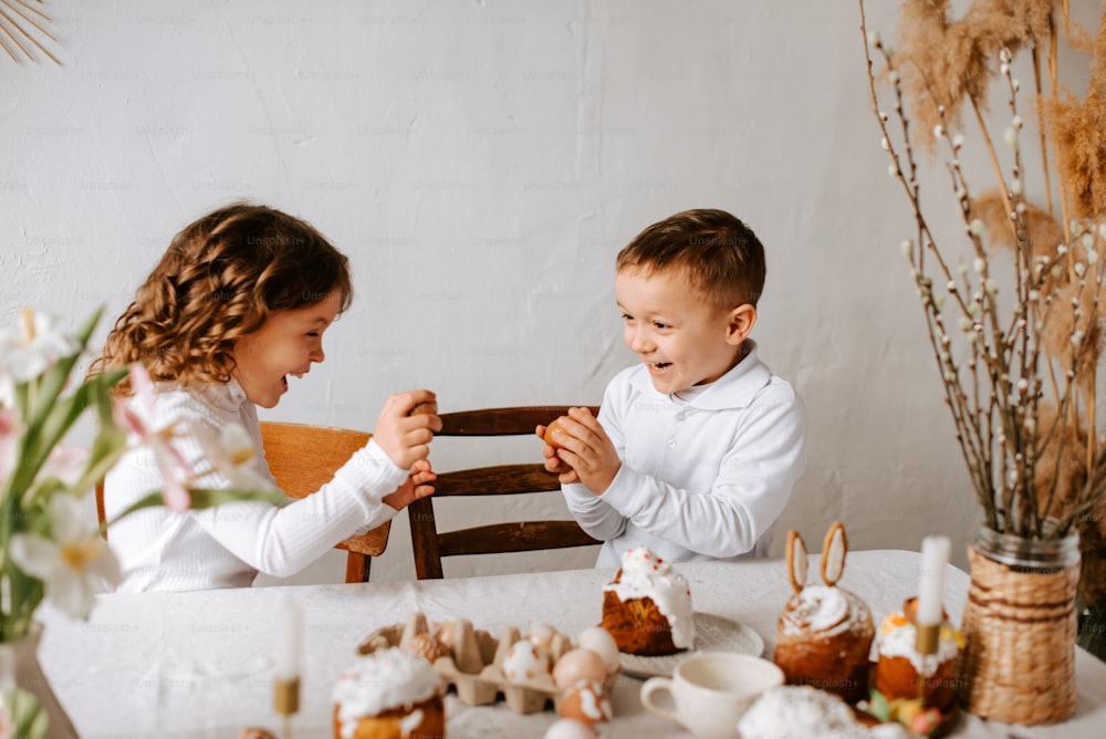 Ein kleiner Junge und ein junges Mädchen sitzen an einem Tisch