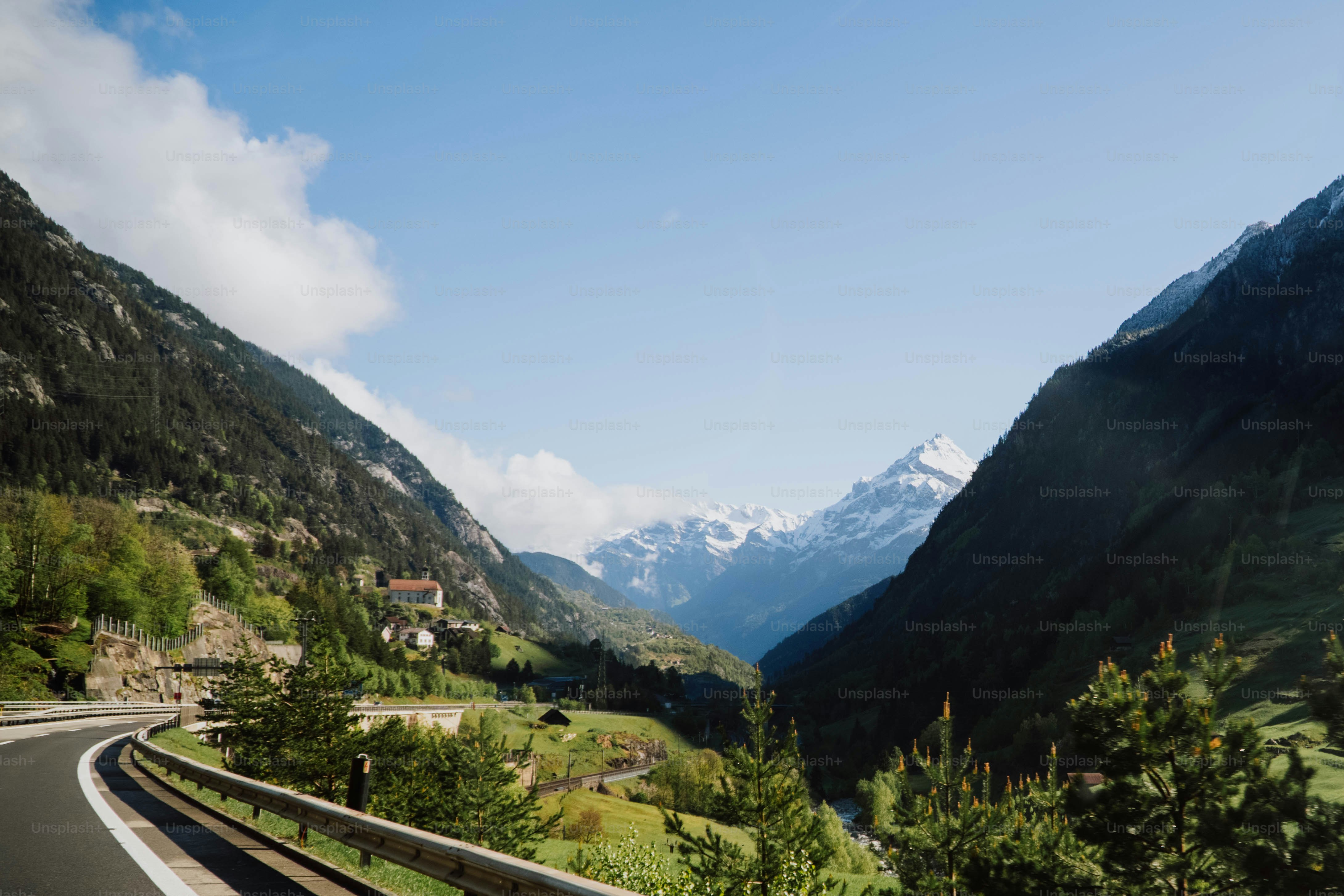遠くに家がある山の中の曲がりくねった道