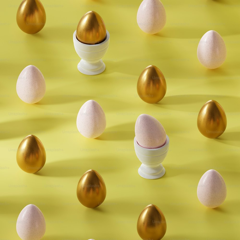 Un grupo de huevos dorados y blancos sobre un fondo amarillo