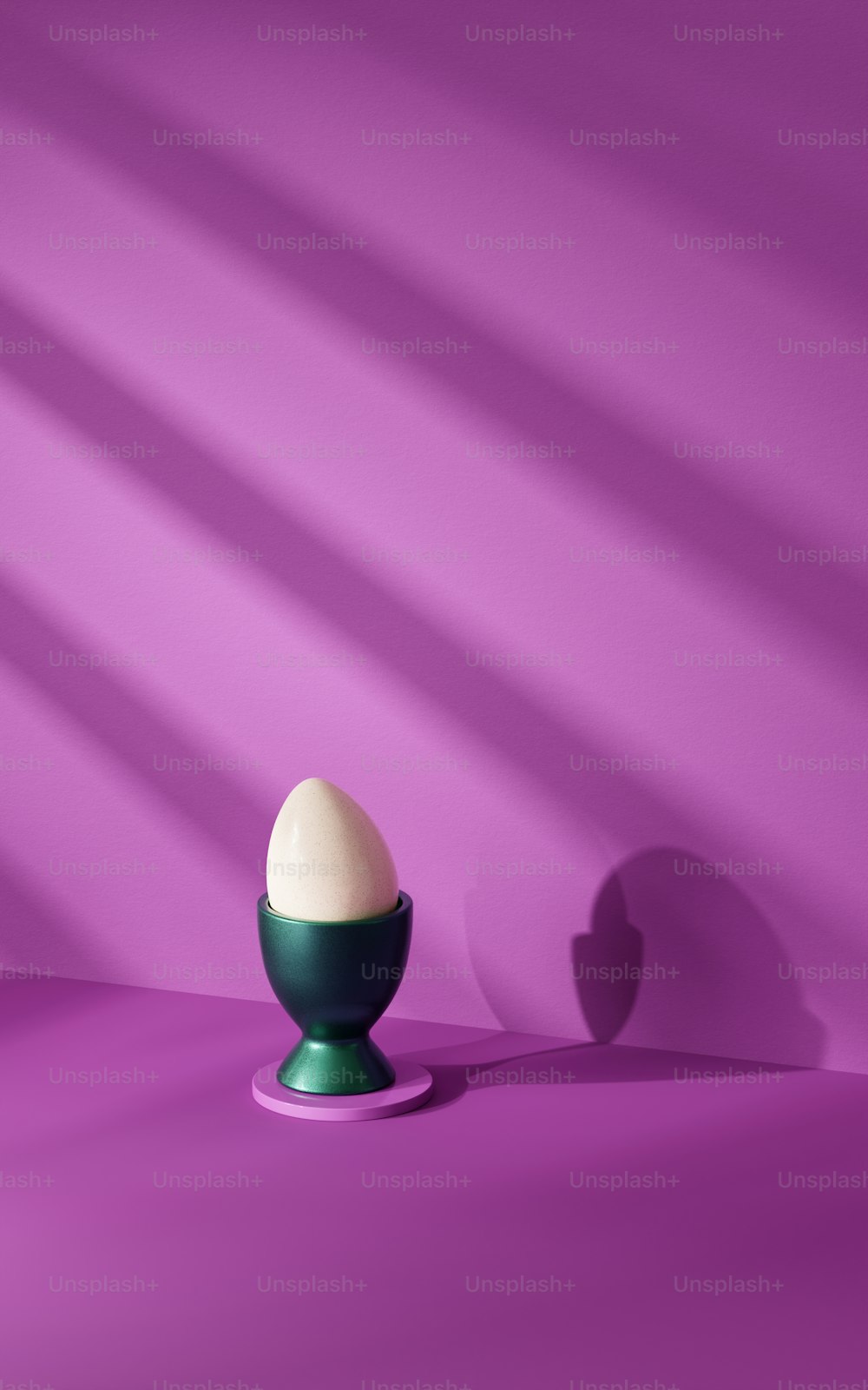 um ovo sentado em um suporte na frente de uma parede roxa