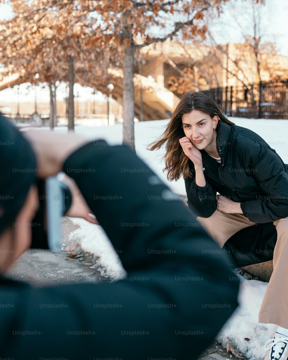 uma mulher tirando uma foto de si mesma na neve