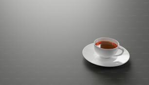 Una tazza di tè si siede su un piattino