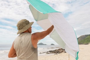 ビーチで凧を持つ男