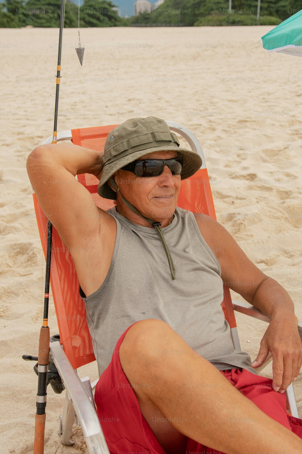 Un homme assis sur une chaise sur la plage