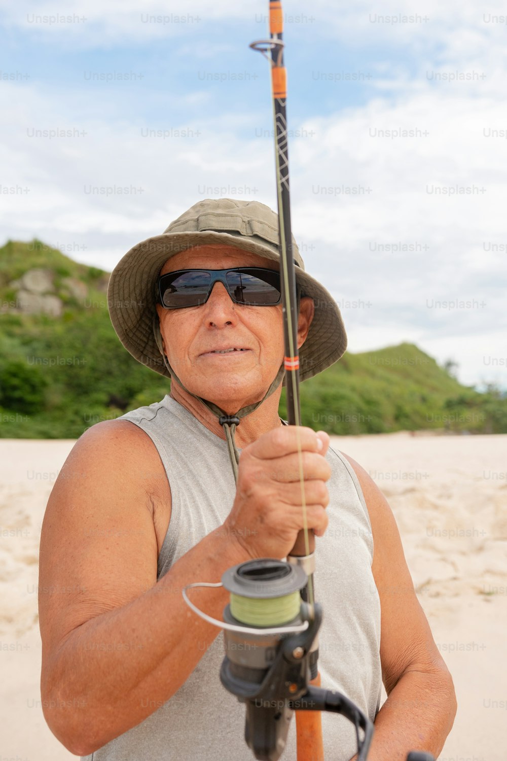 um homem segurando uma vara de pesca e uma vara de pesca