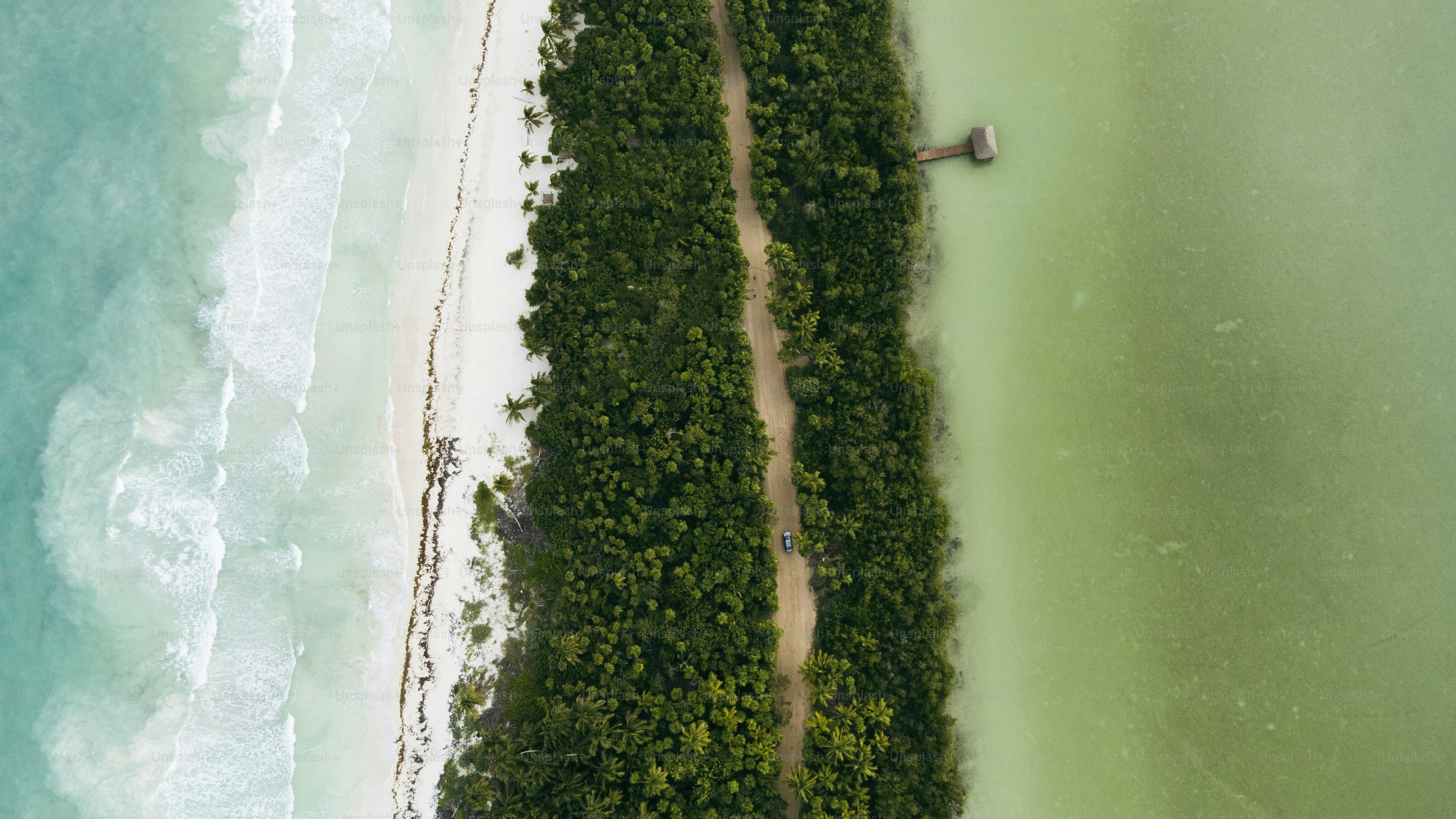 pemandangan udara pantai dengan perahu di dalam air