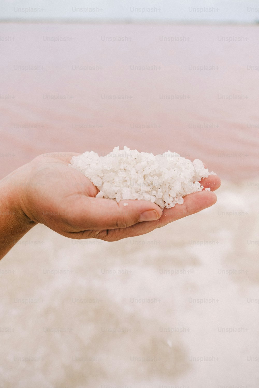 eine Person, die eine Handvoll Salz in der Hand hält