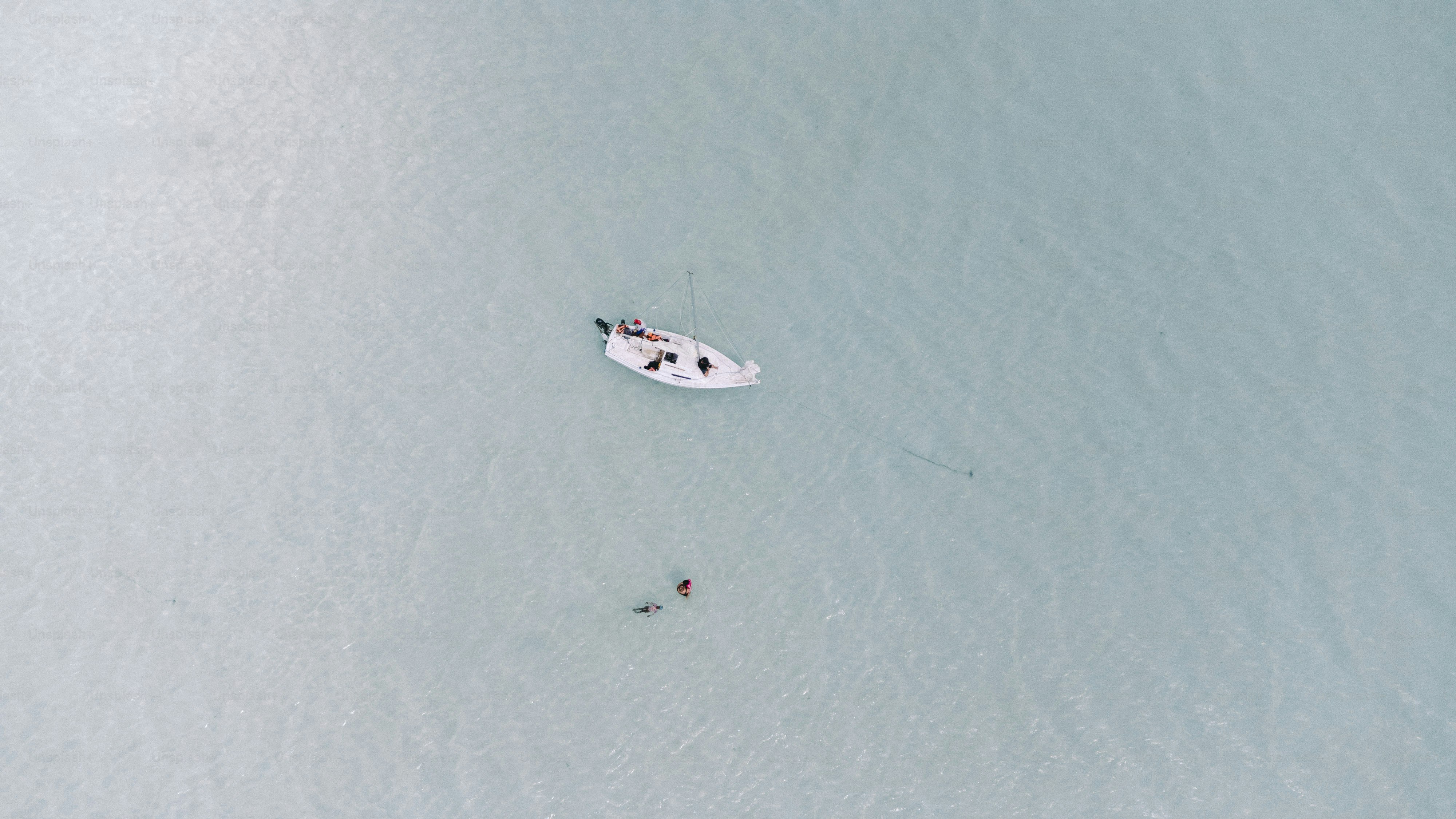 A small boat in the middle of a body of water photo – Travel Image on ...