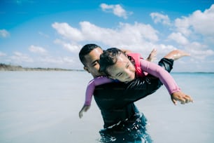水の中に小さな女の子を運ぶ男