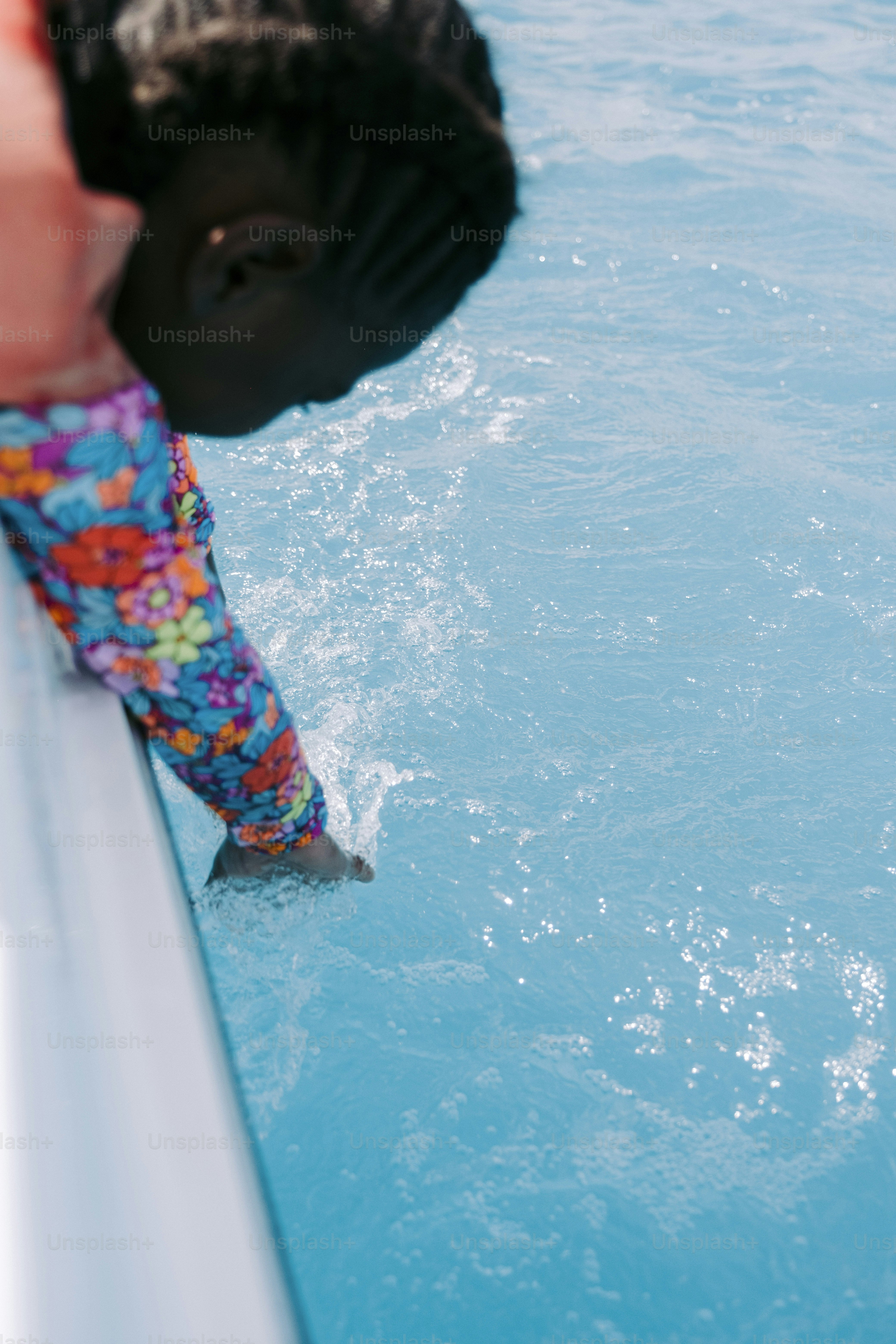 Una persona parada en un bote en el agua